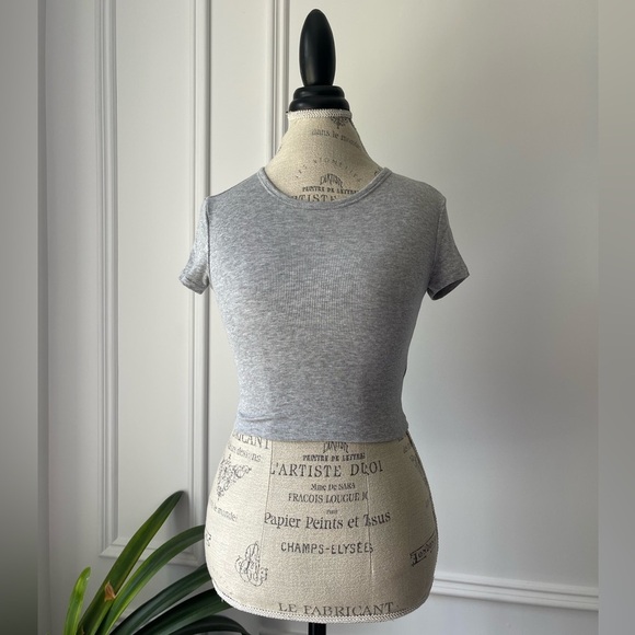 Aritzia Tops - Aritzia Sunday Best ribbed cropped tee
Size: XS